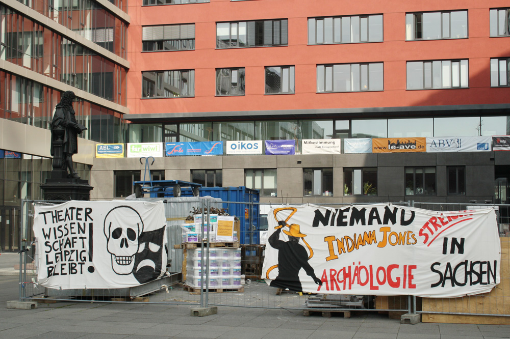 Protest von Archäologen und Theaterwissenschaftlern im Campus der Uni Leipzig. Foto: Ralf Julke