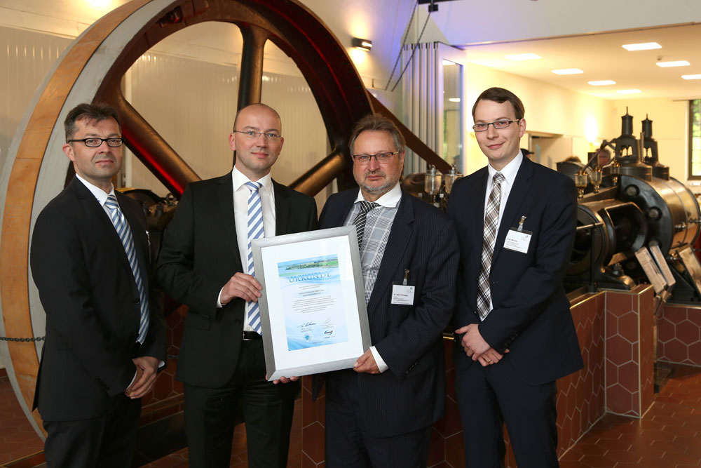 (v. l. n. r.) Marco Seifert (enviaM), Eiko Fliege (enviaM), Dr. Axel Viehweger (VSWG), Sven Winkler (VSWG) bei der Urkundenübergabe. Foto: Markus Pfeifer