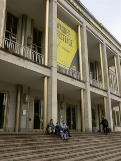 Mit einem Bierchen die Zeit überbrücken: Wagner-Festtage in Leipzig. Foto: Karsten Pietsch