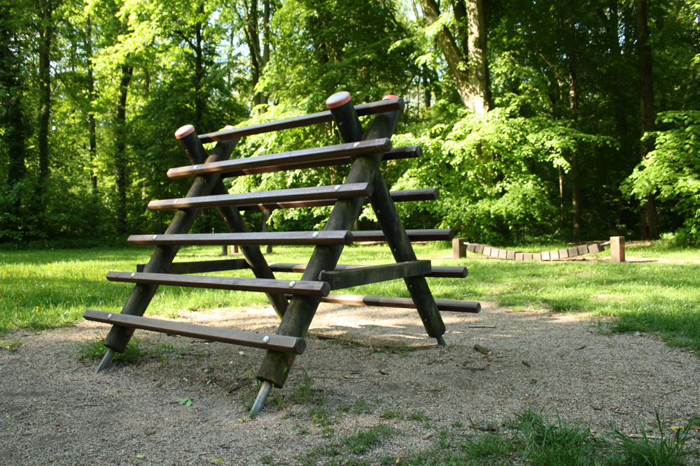 Kärgliches Angebot: Klettergeräte im südlichen Auwald. Foto: Ralf Julke
