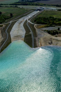 Der Hochwassereinlaufkanal zwischen Weißer Elster (oben) und Zwenkauer See. Foto: LMBV / Radke