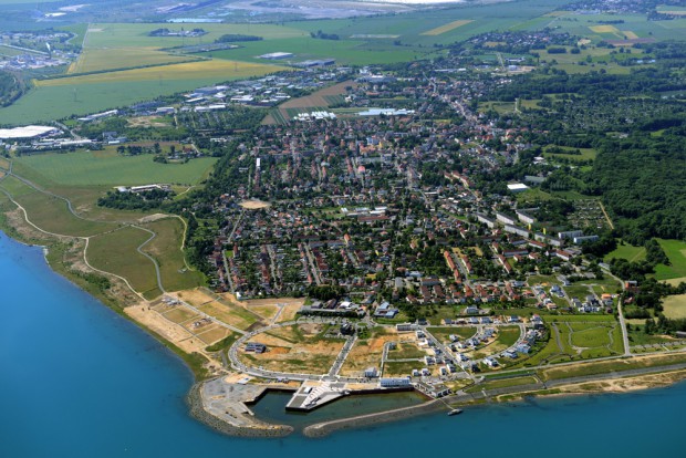 Blick über den Hafen auf die Stadt Zwenkau. Foto: LMBV / Radke