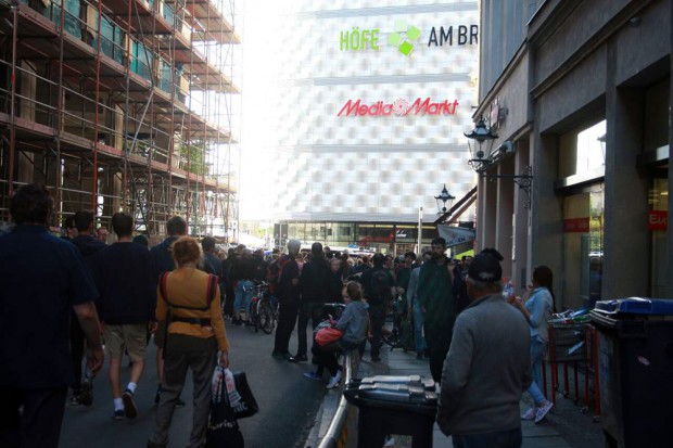 Ca. 75 Gegendemonstranten stehen in der Hainstraße vor der Polizeisperre. Dahinter stehen noch mehr Beamte. Foto: L-IZ.de 