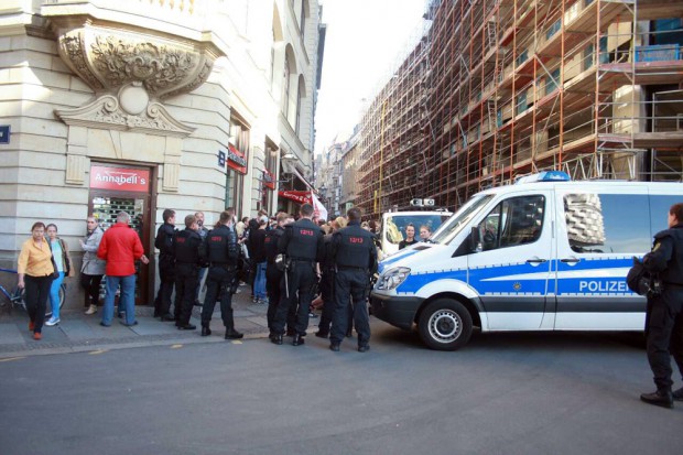 Die NoLegida-Teilnehmen verharren vor der Sperre. Foto: L-IZ.de