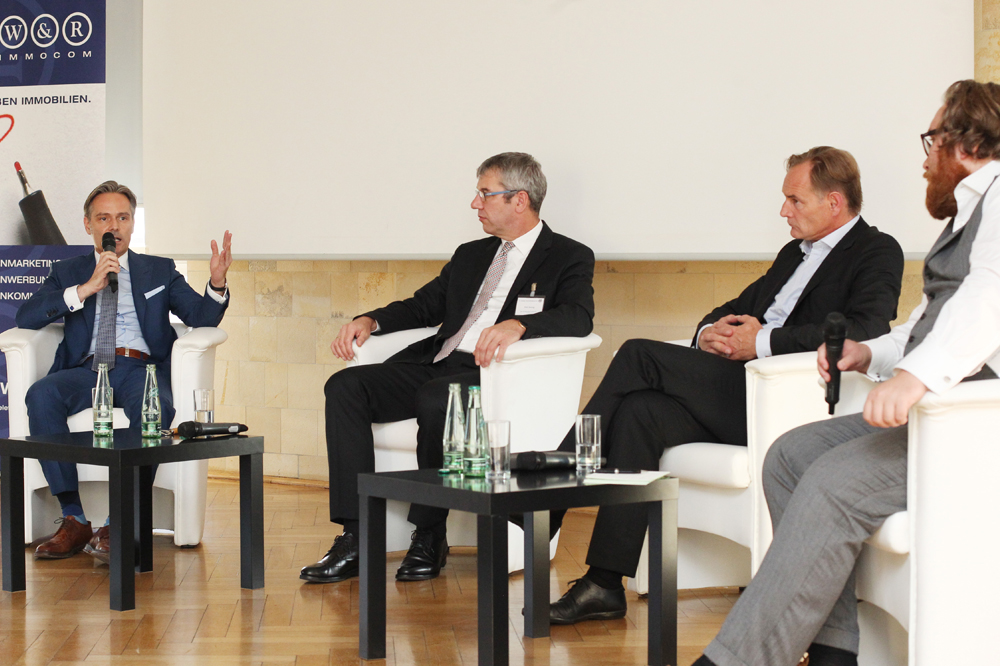 v.l.: Steffen Hildebrand, Hildebrand & Jürgens; Dirk Henning, pwc PricewaterhouseCoopers; Burkhard Jung, Oberbürgermeister Stadt Leipzig; Claudius Nießen, Moderation. Foto: S. Willnow