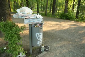 Für einen Party-Tag am Elsterbecken einfach zu klein: Abfallbehälter am Rennbahnsteg. Foto: Ralf Julke