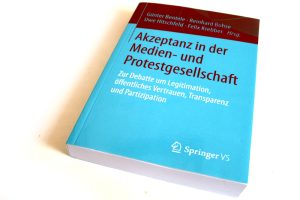 Bentele, Bohse, Hitschfeld, Krebber (Hrsg.): Akzeptanz in der Medien- und Protestgesellschaft. Foto: Ralf Julke