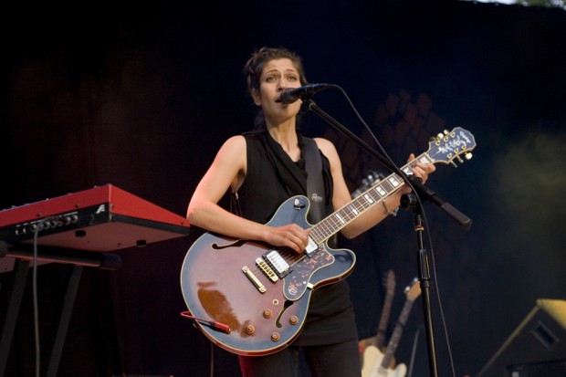 Mit Jazzgitarre, Westerngitarre und Synthesizer überzeugt Alin Coen auch bei Solostücken Foto: Sebastian Beyer