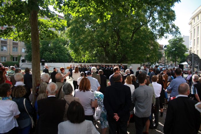 Anschlussveranstaltung an der Gedenkstätte der Großen Synagoge an Gottsched-/Zentralstraße. Foto: Alexander Böhm