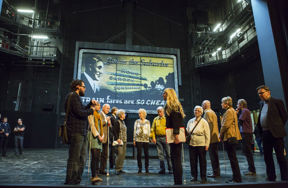 Bühnenführung für Blinde und Sehbehinderte vor einer Aufführung "Zeiten des Aufruhrs" nach Richard Yates mit Live-Audiodeskription im Leipziger Schauspielhaus. Vorne Dramaturgin Christin Ihle im Gespräch mit den Teilnehmern. Foto: Rolf Arnold