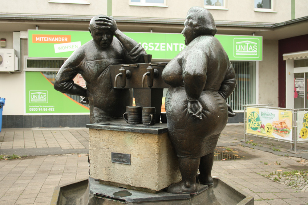 Die von Peter Schremmer geschaffene Plastik "Ausschank" an der Karli / Ecke Rickard-Lehmann-Straße. Foto: Ralf Julke