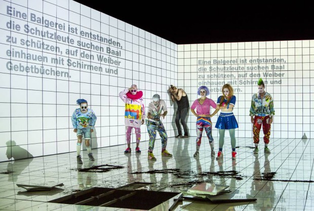 Nuran David Calis lässt alle außer Baal bunt aussehen. Foto: Rolf Arnold