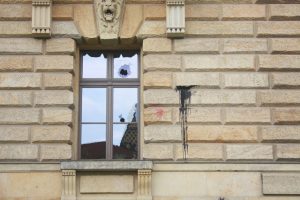 Beschädigtes Fenster am Bundesverwaltungsgericht. Foto: Alexander Böhm