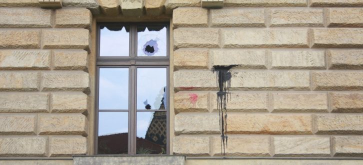 Beschädigtes Fenster am Bundesverwaltungsgericht. Foto: Alexander Böhm