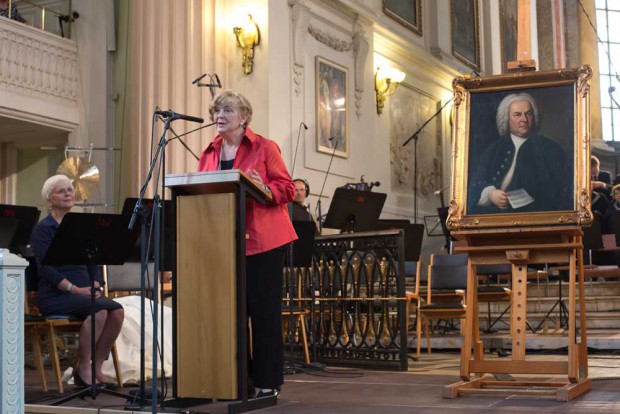 Judy Scheide war aus Princeton/USA angereist, um das weltberühmte Bach-Portrait zu übergeben. Foto: Bach-Archiv Leipzig/Gert Mothes