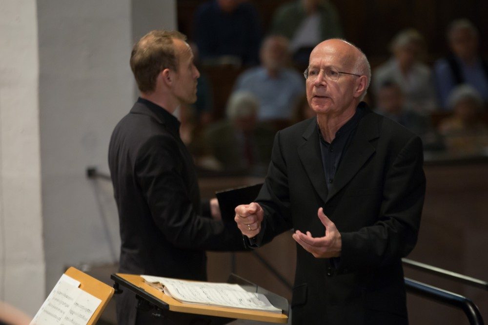 Peter Neumann dirigiert in der Thomaskirche. Foto: Bach-Archiv Leipzig/Gert Mothes