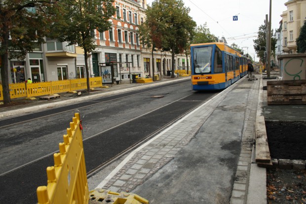 Variante Haltestellenkap (hier während des Umbaus in der Bornaischen Straße): Rechts führt der Radweg an der Haltestelle vorbei, links müssen sich Autos hinter der Straßenbahn einsortieren. Foto: Ralf Julke