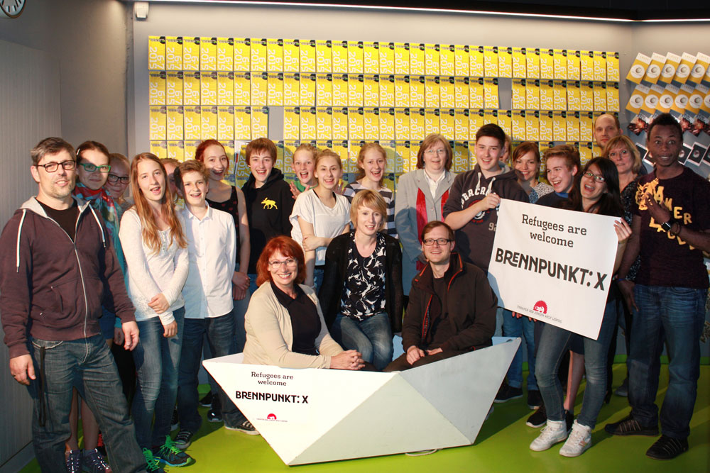 Staatsministerin Petra Köpping (im Boot links) mit Mitarbeitern des TdJW sowie Spielerinnen und Spielern des TdJW-Jugendclubs I. Foto: TdJW