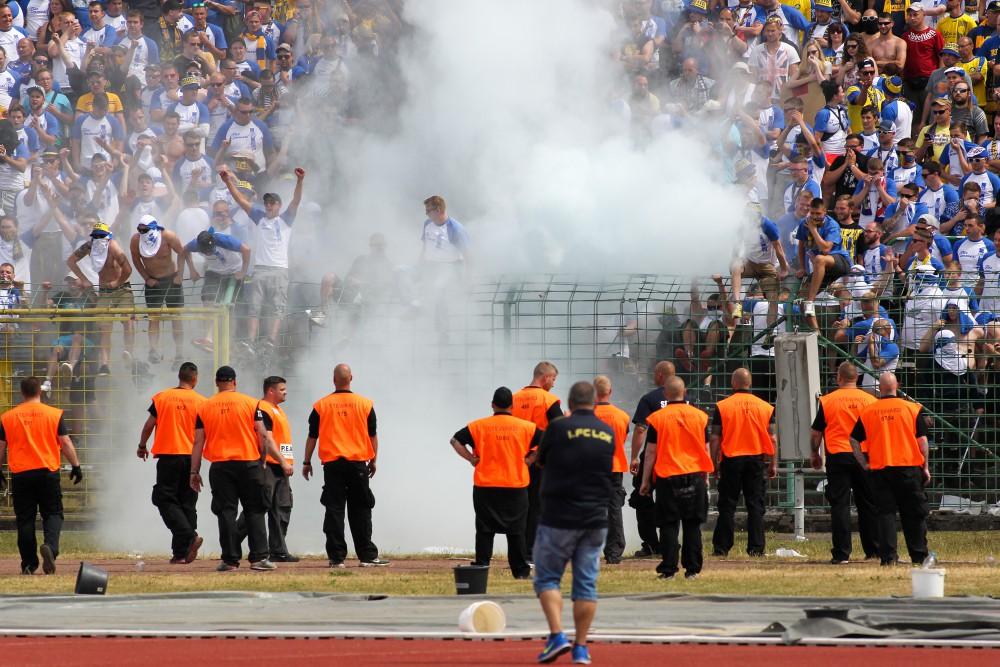 150 Chaoten provozierten in Erfurt einen Spielabbruch. Foto: Bernd Scharfe