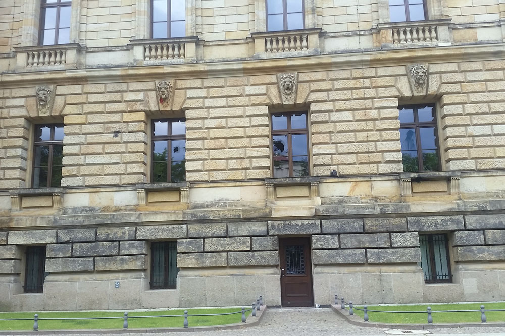 Mehrere Fenster des Bundesverwaltungsgerichtes gingen heute Nacht zu Bruch. Foto: L-IZ.de