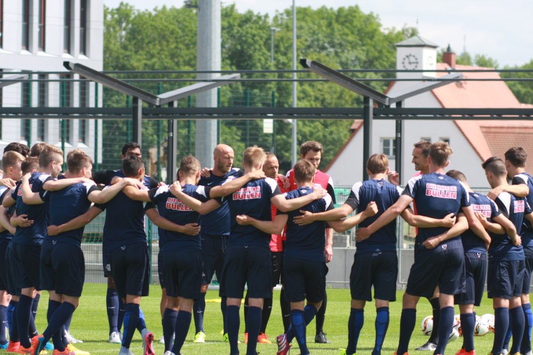 Co-Trainer Achim Beierlorzer bespricht die nächste Übung. Foto: Alexander Böhm