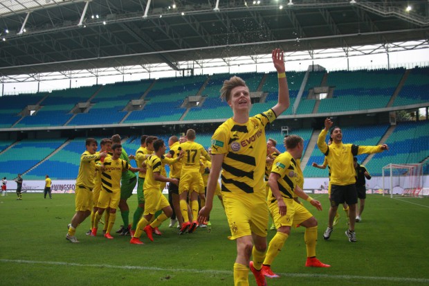 Die Borussen feiern ihren Sieg. Foto: Alexander Böhm