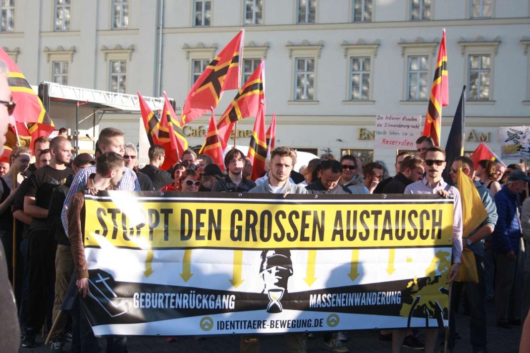 Aktivisten der „Identitären Bewegung“ auf einer Legida-Demo im Juni 2015. Foto: L-IZ.de