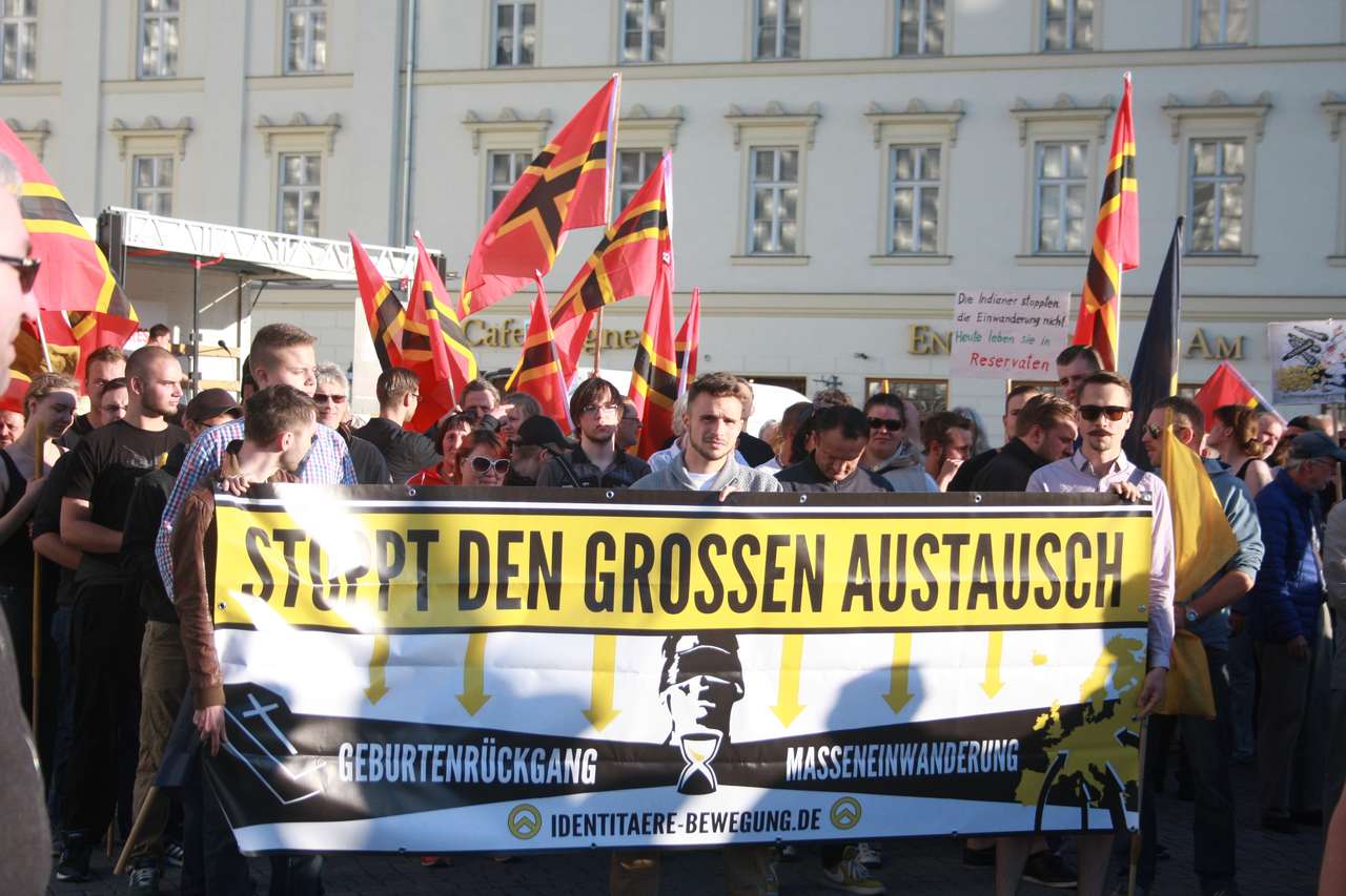 Aktivisten der „Identitären Bewegung“ auf einer Legida-Demo im Juni 2015. Foto: L-IZ.de