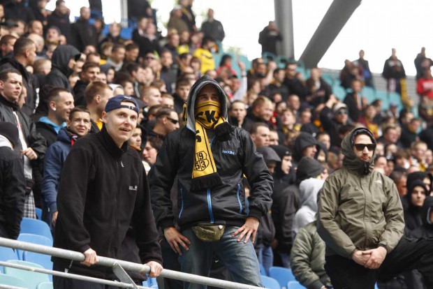 Dynamo-Fans bei einem Spiel im Leipziger Zentralstadion im Mai 2012. Foto: Martin Schöler