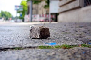 Ein liegengebliener Stein nach Ausschreitung in der Leipziger Innenstadt.. Foto: Alexander Böhm
