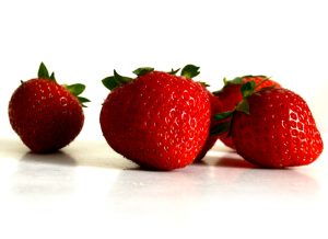 Machen schon beim Anschauen glücklich: frische Erdbeeren. Foto: Ralf Julke