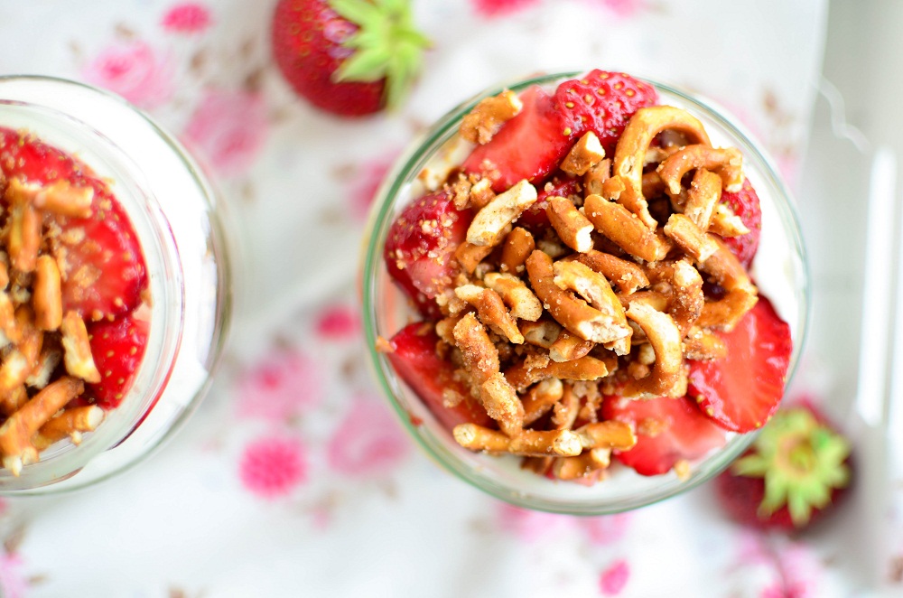 Schichtdessert mit Erdbeeren und Brezeln. Foto: Maike Klose