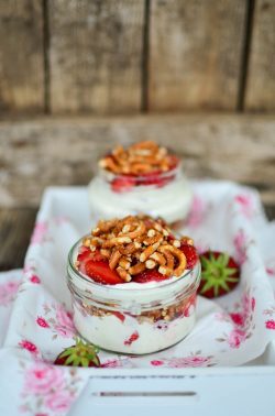 Schichtdessert mit Erdbeeren und Brezeln. Foto: Maike Klose