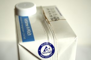 Billige Milch lässt auch im Laden die Preise purzeln. Foto: Ralf Julke