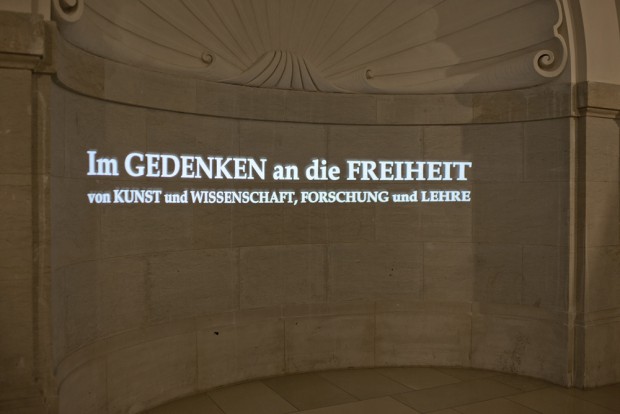 Christin Lahr: Im GEDENKEN an die FREIHEIT Gedenktafel, Projektion, Prozess (2015). Foto: HGB Leipzig, Christin Lahr