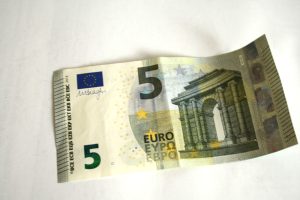 Wahrscheinlich werden die Gehälter eher nicht in gebrauchten 5-Euro-Scheinen ausbezahlt. Foto: Ralf Julke