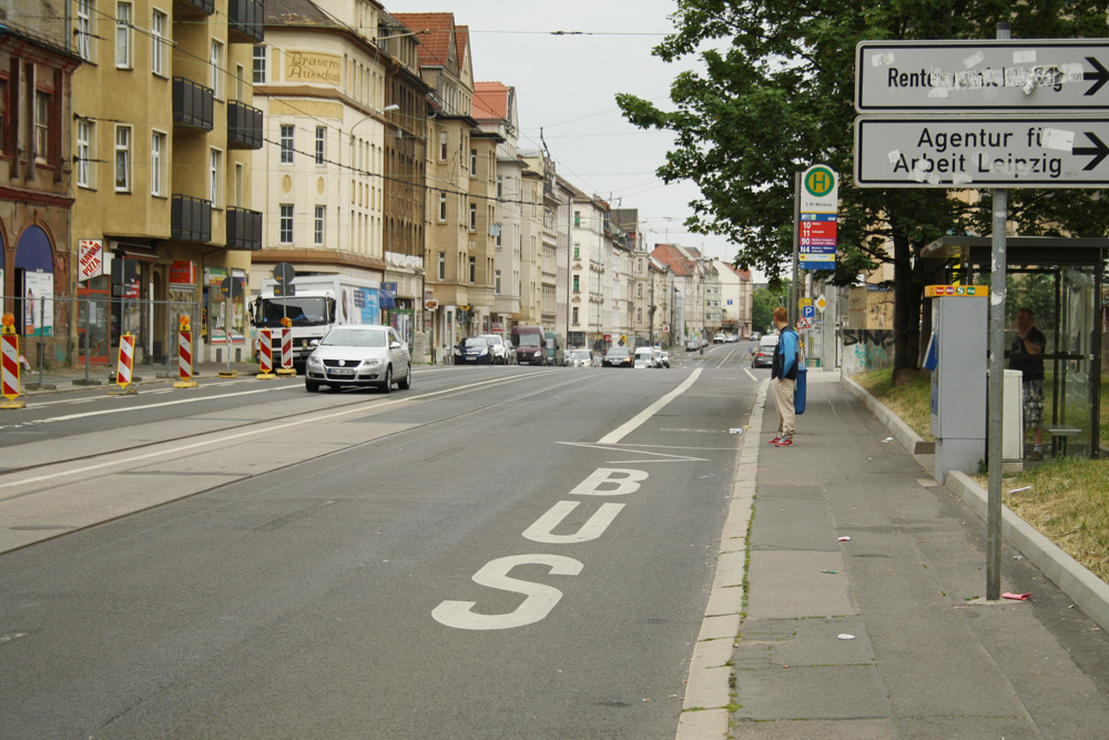 Soll endlich barrierefrei werden: Haltestellensituation zwischen Axis-Passage und Arbeitsagentur. Foto: Ralf Julke