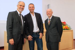 Prof. Rolf Gebhardt (rechts) bei seinem Abschiedssymposium mit den Kollegen Prof. Dr. Torsten Schöneberg (Mitte) und Prof. Dr. Wolfgang Fleig (links). Foto: Swen Reichhold / Uni Leipzig