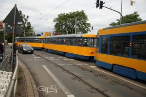 Straßenbahn in der Gleiskurve von der Eisenbahnstraße in die Rosa-Luxemburg-Straße. Foto: Ralf Julke