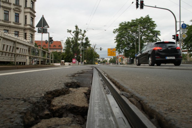 Gleiszustand am Beginn der Eisenbahnstraße: So sieht es aus, wenn der Unterbau völlig im Eimer ist. Foto: Ralf Julke