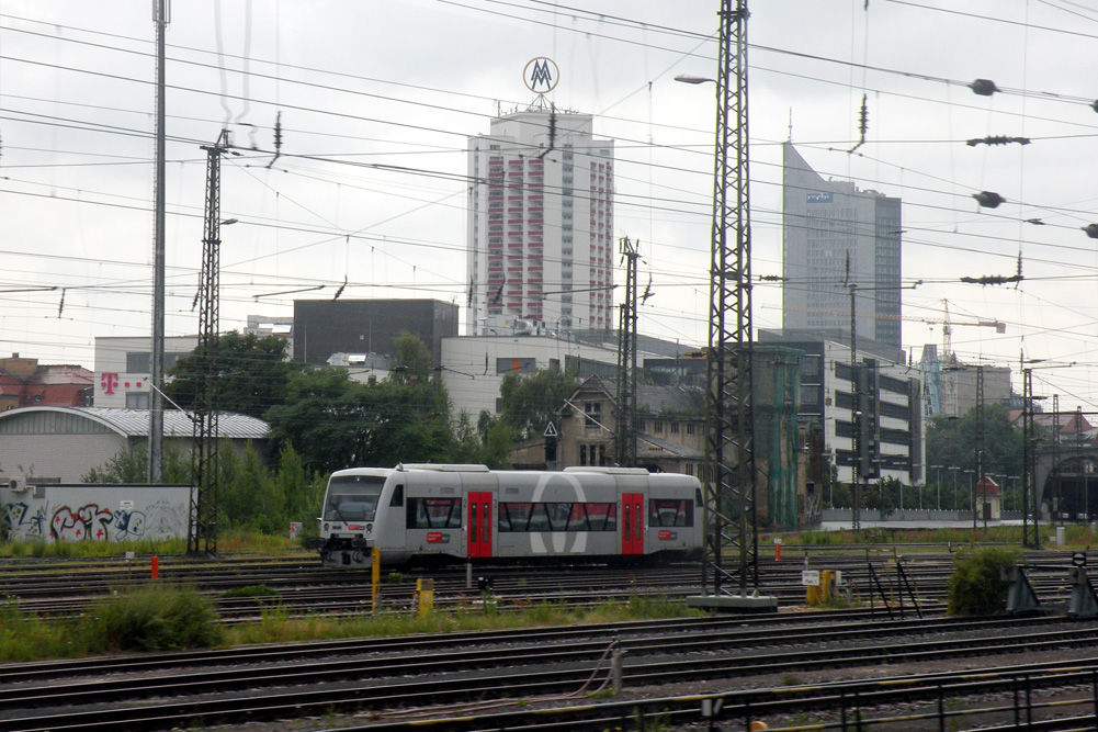 Hauptbahnhof-Gleisvorfeld mit Blick zum Wintergartenhochhaus in Leipzig. Foto: Michael Freitag