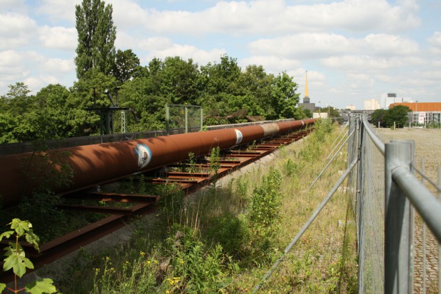 Seit Jahren provisorisch auf die Brücke gelegt: Hauptversorgungsleitung 2 der Wasserwerke Leipzig. Foto: Ralf Julke