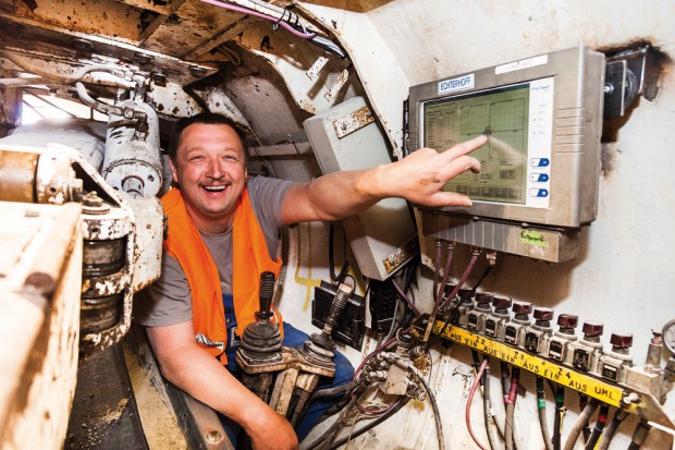 Maschinist im Führerstand der Vortriebsmaschine. Foto: LVV / KWL