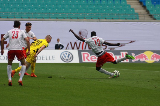 Idrissa Touré versucht es in der 9ten gleich noch einmal ohne Erfolg. Foto: Alexander Böhm