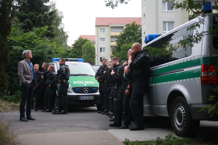 Polizisten schirmen das Heim ab. Foto: Alexander Böhm