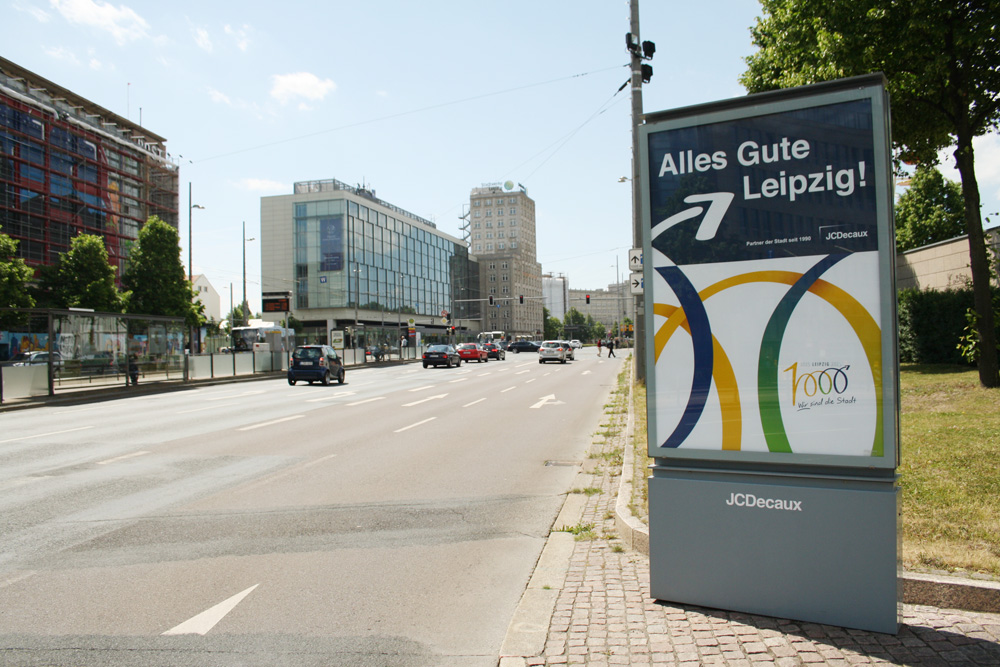 JCDecaux wirbt schon mal für sich: mit einem Geburtstagsgruß zum 1.000jährigen. Foto: Ralf Julke