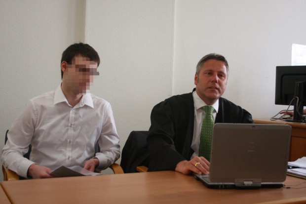 Julian G. neben Strafverteidiger Curt-Matthias Engel. Foto: Alexander Böhm