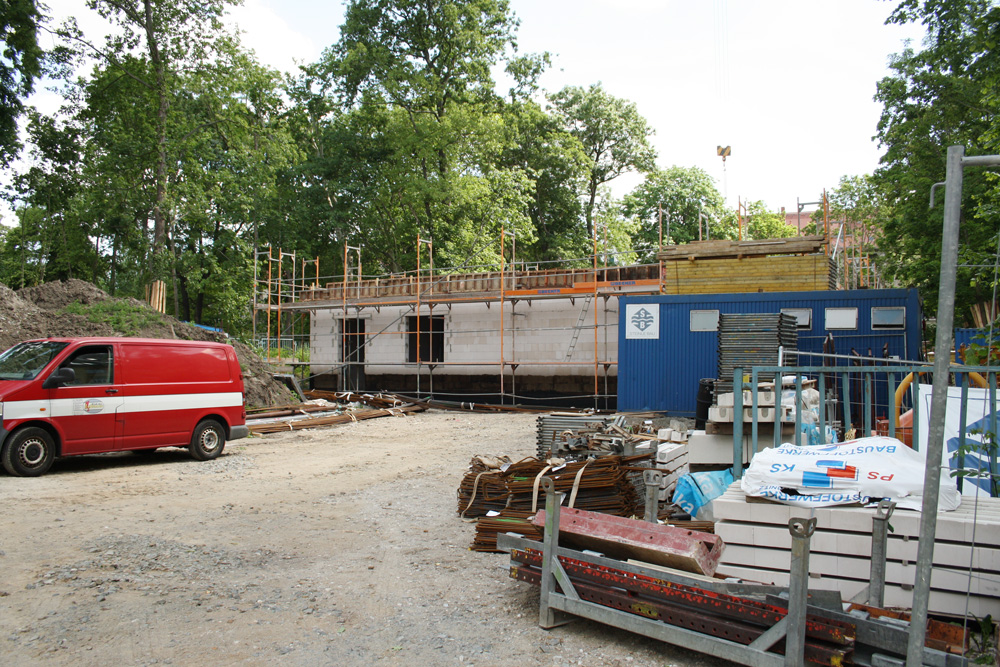Mittlerweile schon in die Höhe gewachsen: Kita-Neubau in der Gustav-Freytag-Straße. Foto: Ralf Julke