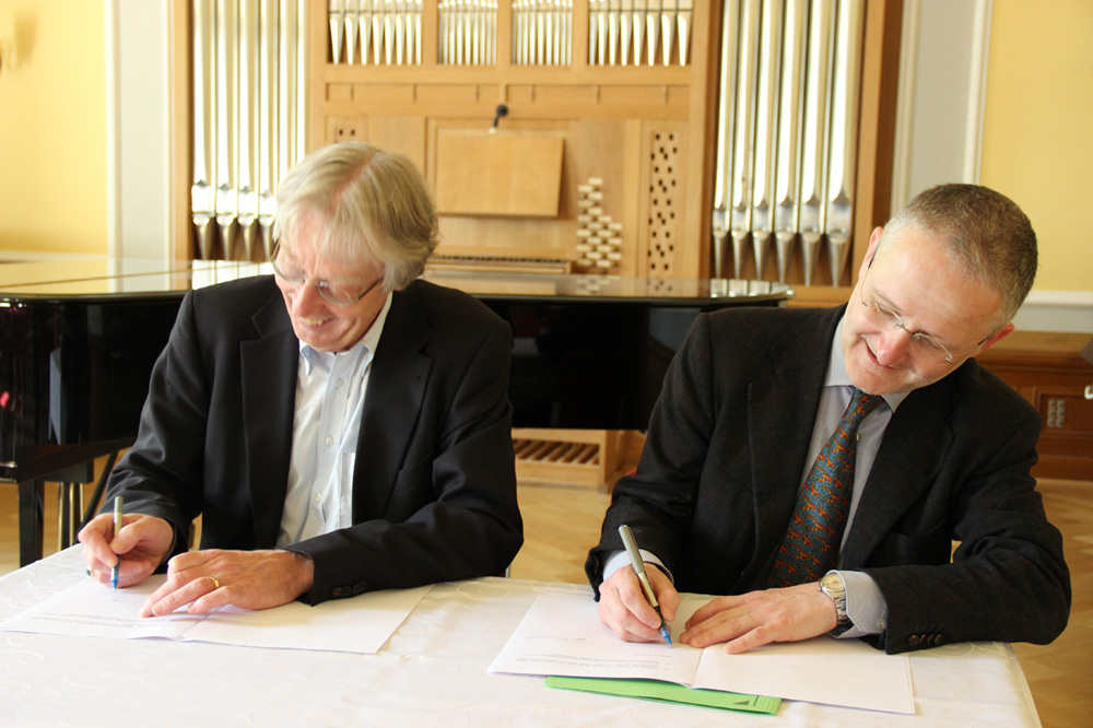 Prof. Dr. Christoph Krummacher (links) und Prof. Robert Ehrlich bei der Vertragsunterzeichnung. Foto: Dr. Katrin Schmidinger
