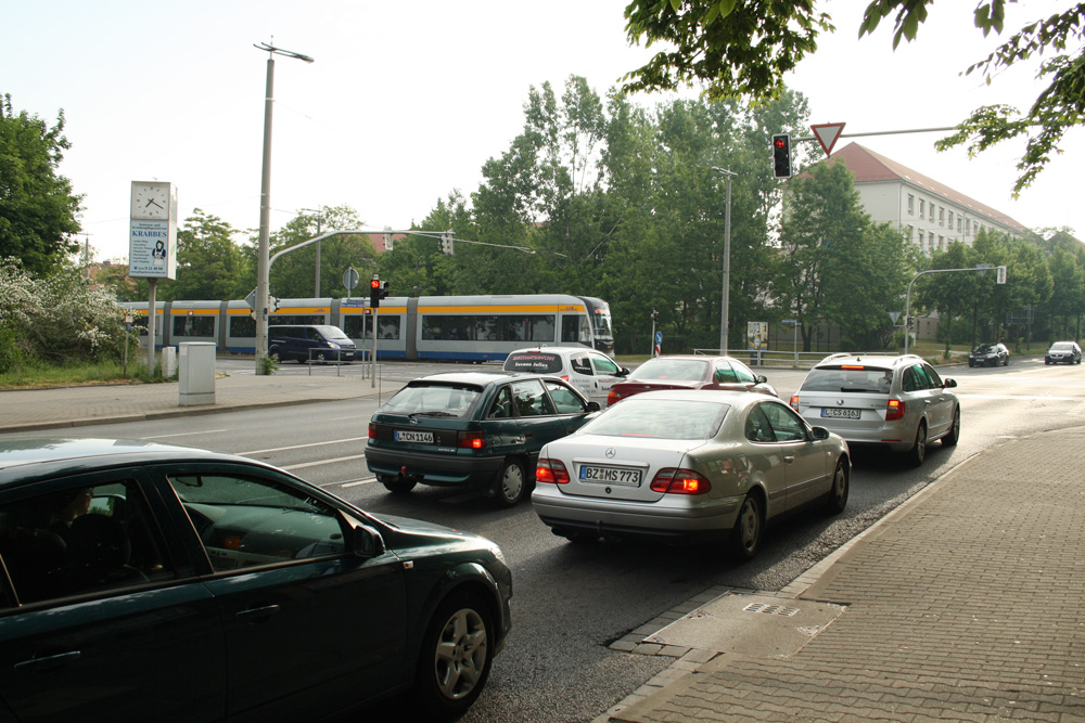 In Hauptverkehrszeiten nicht durchlässig genug: Kreuzung Max-Liebermann-Straße / Delitzscher / Essener Straße. Foto: Ralf Julke